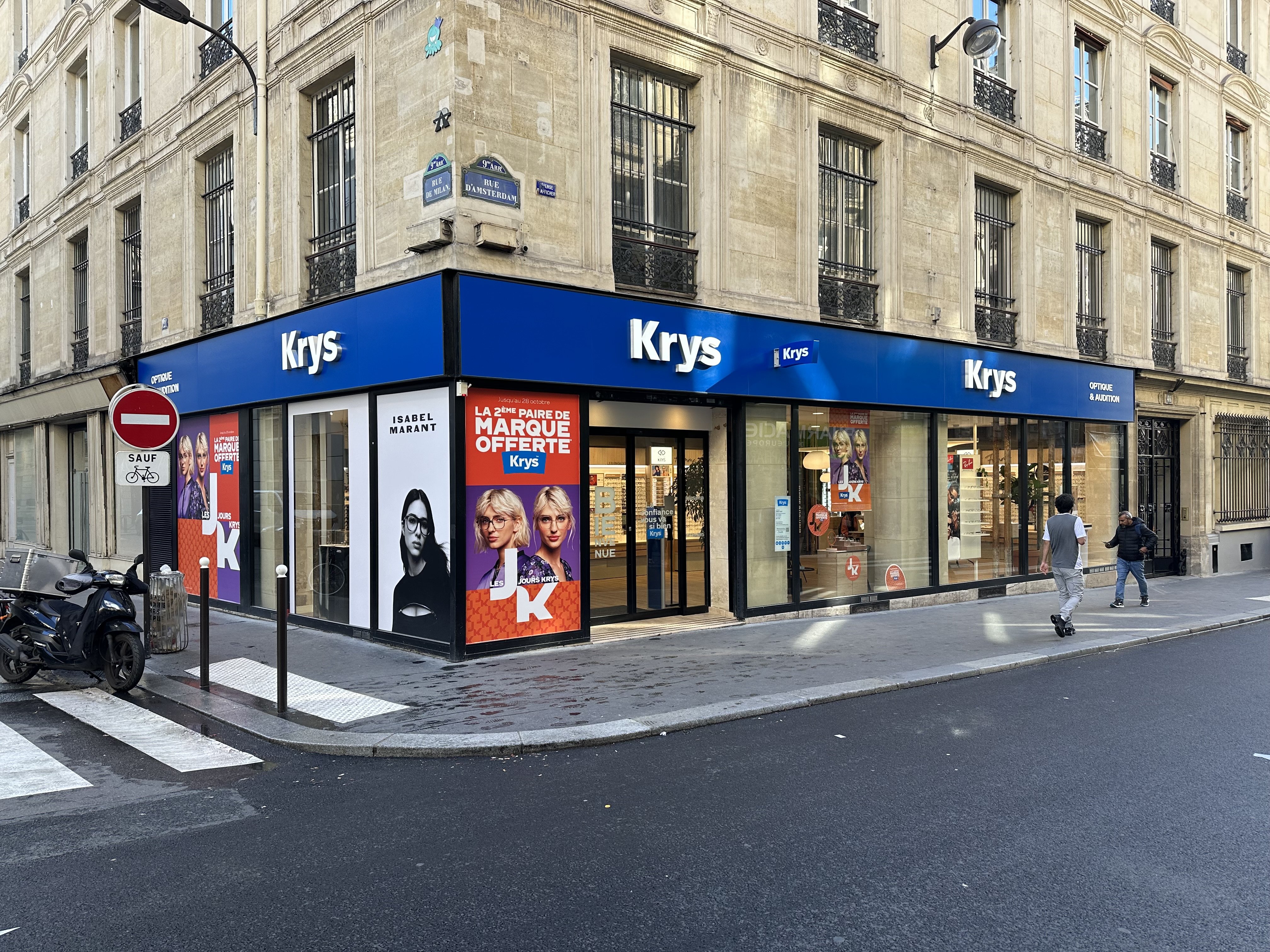 Vitrine d'angle Opticien Krys Paris Gare Saint Lazare situé au 46 rue d'Amsterdam 75009 Paris